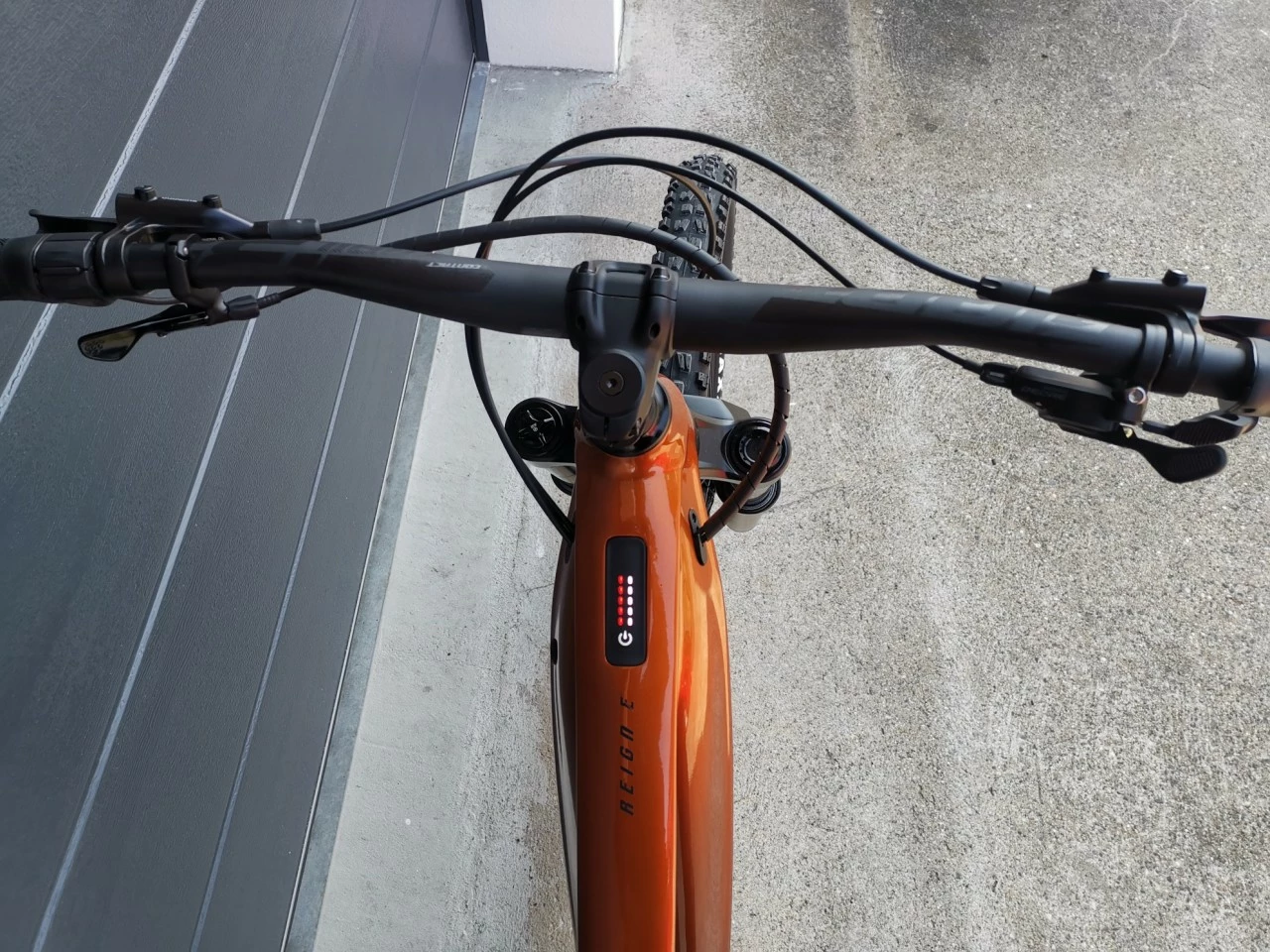 GIANT REIGN E+ 3 2022 Amber Glow Black 3 GIANT REIGN E+ 3 2022 Amber Glow Black – Bild 3