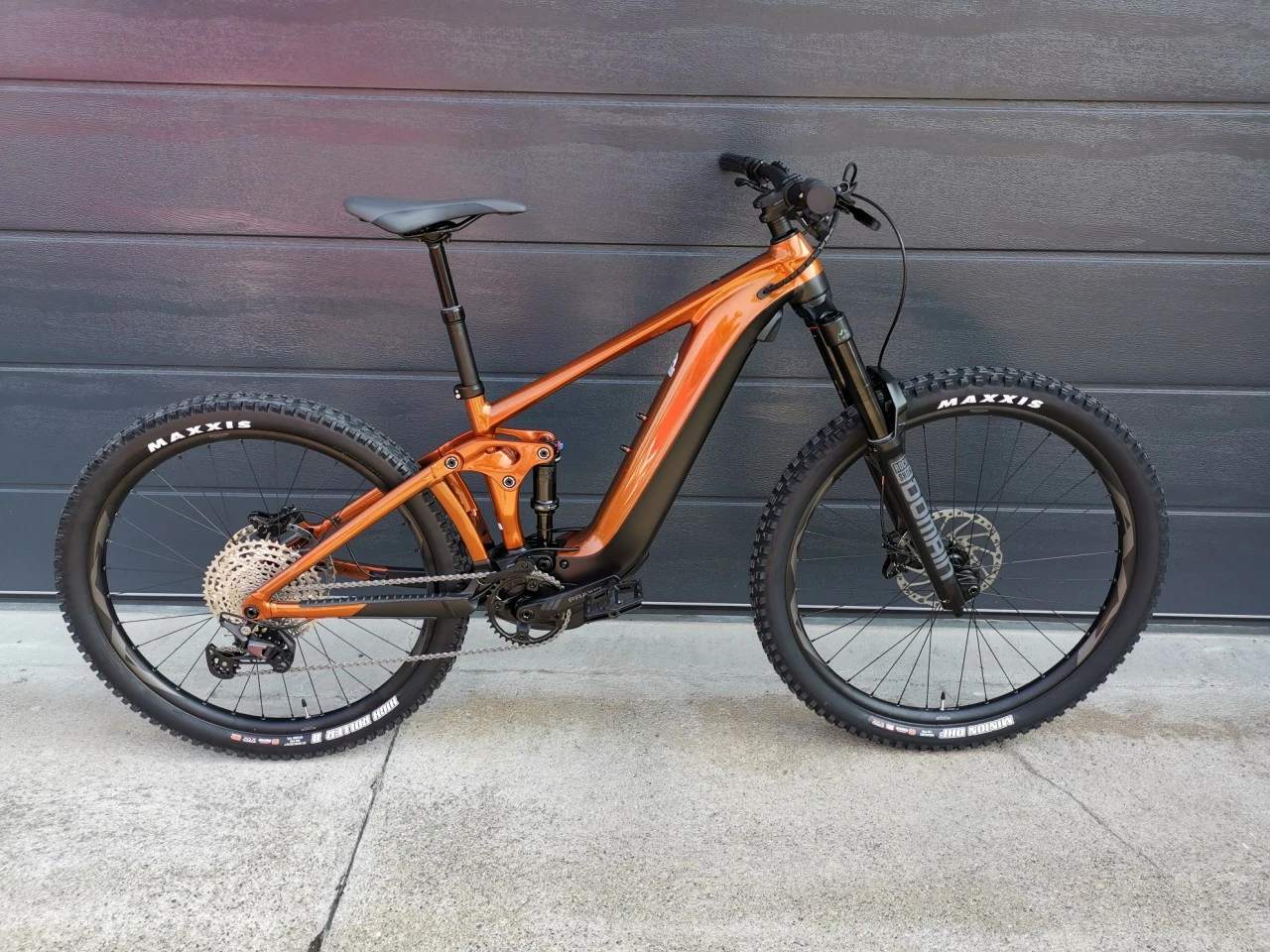 GIANT REIGN E+ 3 2022 Amber Glow Black 1 GIANT REIGN E+ 3 2022 Amber Glow Black